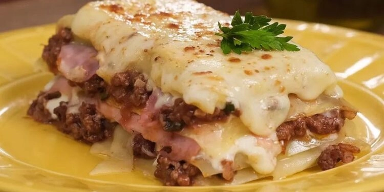 Lasanha à bolonhesa com molho branco
