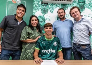 O jovem Erick Belé assina seu primeiro contrato profissional como jogador de futebol no Palmeiras