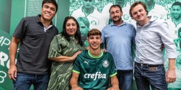 O jovem Erick Belé assina seu primeiro contrato profissional como jogador de futebol no Palmeiras