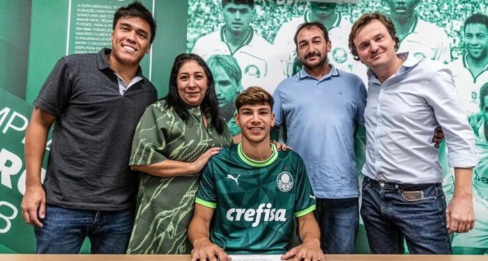 O jovem Erick Belé assina seu primeiro contrato profissional como jogador de futebol no Palmeiras