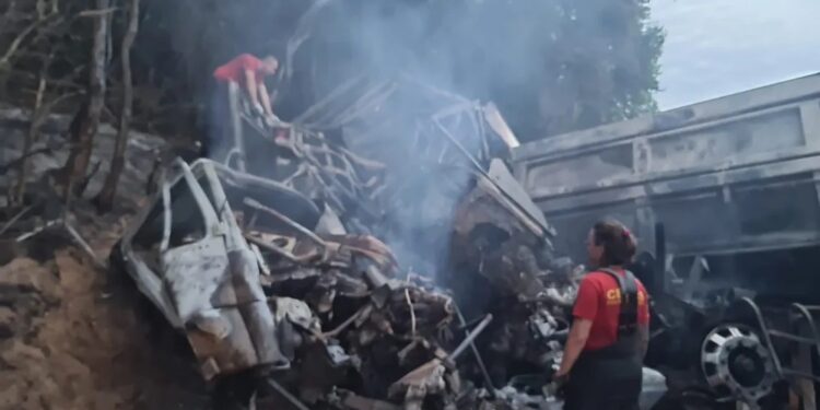 Duas pessoas morrem após acidente entre quatro veículos na ERS-040, em Viamão