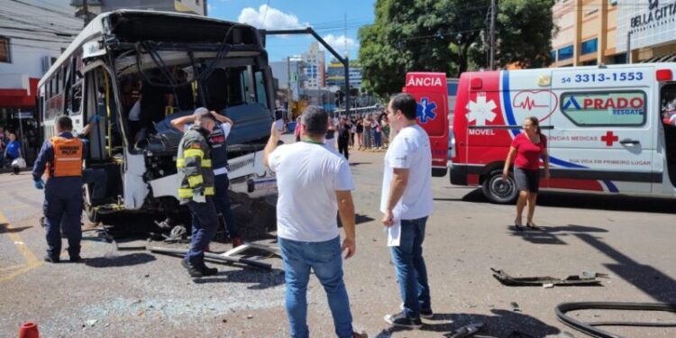 23 pessoas ficam feridas num acidente envolvendo dois ônibus em Passo Fundo