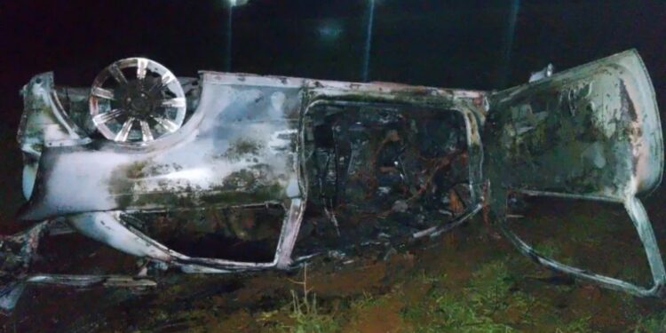 Duas pessoas morrem carbonizadas após capotamento na BR-285, em Lagoa Vermelha