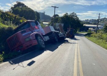 Carreta sai da pista na VRS-814 em Flores da Cunha