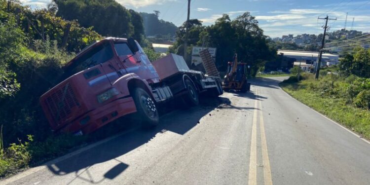 Carreta sai da pista na VRS-814 em Flores da Cunha