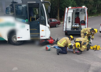 Acidente entre ônibus e motocicleta, deixa uma pessoa ferida em Farroupilha