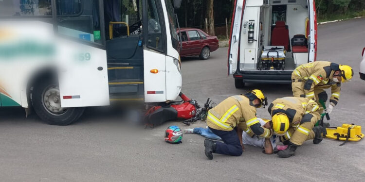 Acidente entre ônibus e motocicleta, deixa uma pessoa ferida em Farroupilha