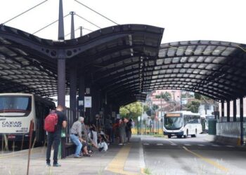 Um senhor de 51 anos foi preso pela polícia acusado de importunação sexual em ônibus