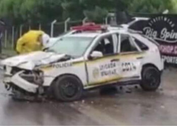 Viatura da polícia acaba colidindo contra um poste, na manhã de hoje em Veranópolis