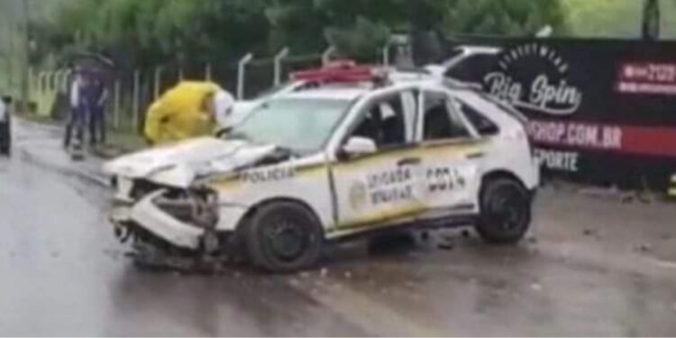 Viatura da polícia acaba colidindo contra um poste, na manhã de hoje em Veranópolis