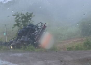 Caminhão tomba na RS-122 entre Flores da Cunha e Antônio Prado