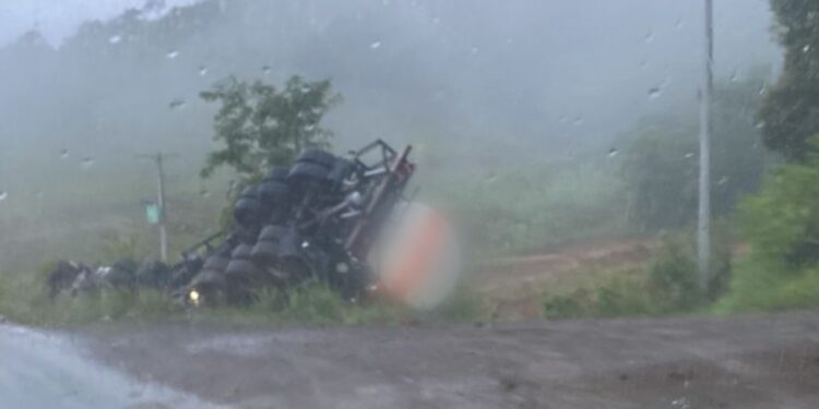 Caminhão tomba na RS-122 entre Flores da Cunha e Antônio Prado