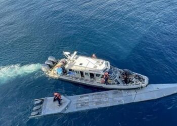 Colômbia encontra em submarino 2 corpos e 2,6 toneladas de cocaína