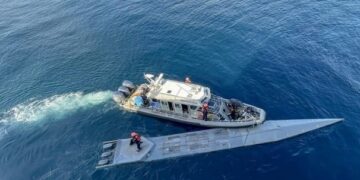 Colômbia encontra em submarino 2 corpos e 2,6 toneladas de cocaína
