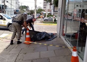 Homem é assinado no centro de Farroupilha por volta do 12h15 de hoje.