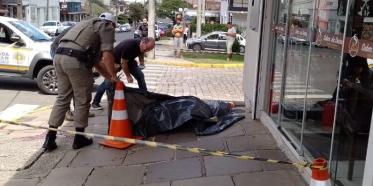 Homem é assinado no centro de Farroupilha por volta do 12h15 de hoje.