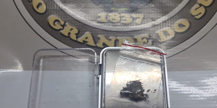 Homem de 36 anos é abordado pela BM de Nova Roma do Sul com droga no bolso da bermuda