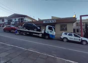 Dois veículos são removidos ao guincho em Fiscalização de trânsito pela Brigada Militar na tarde dessa sexta-feira