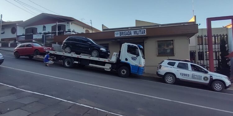 Dois veículos são removidos ao guincho em Fiscalização de trânsito pela Brigada Militar na tarde dessa sexta-feira