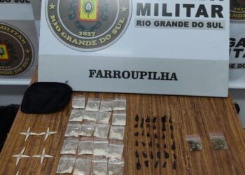 Um homem e uma mulher foram presos com maconha, crack e cocaína no bairro São Francisco, em Farroupilha