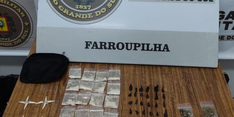 Um homem e uma mulher foram presos com maconha, crack e cocaína no bairro São Francisco, em Farroupilha