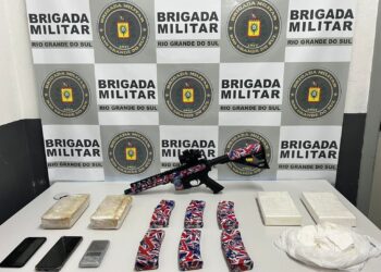 Uma mulher de 24 anos, foi presa por posse irregular de arma de fogo e tráfico de drogas, em Caxias do Sul.