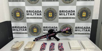 Uma mulher de 24 anos, foi presa por posse irregular de arma de fogo e tráfico de drogas, em Caxias do Sul.