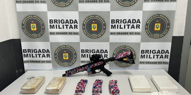 Uma mulher de 24 anos, foi presa por posse irregular de arma de fogo e tráfico de drogas, em Caxias do Sul.