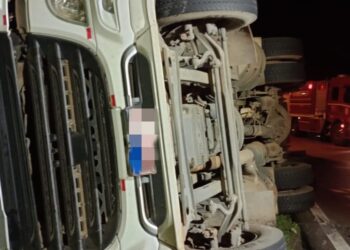 Caminhão carregado de maças tomba na ERS-444 em Bento Gonçalves