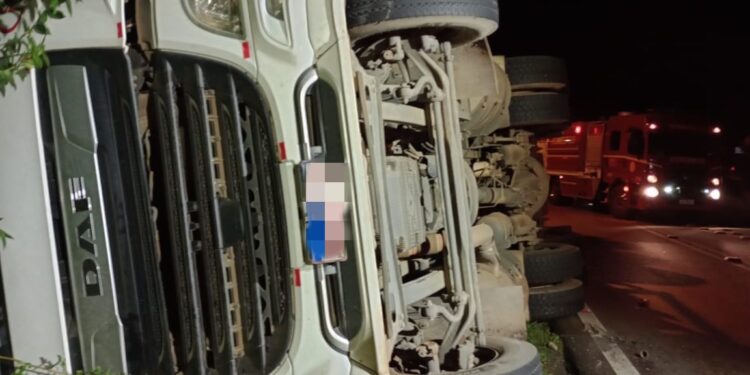 Caminhão carregado de maças tomba na ERS-444 em Bento Gonçalves