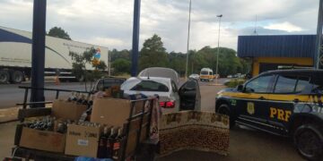 Polícia Rodoviária Federal de Sarandi prende casal por tráfico de bebidas alcoólicas falsificadas