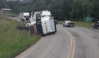 Carreta acaba tombando após carro invadir a pista contrária na ERS-122 em Antônio Prado