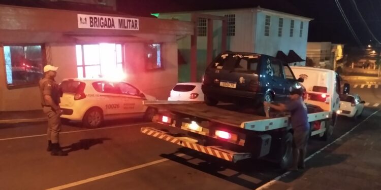 Irregularidades no trânsito: veículo é removido durante Operação da Brigada Militar em Nova Roma do Sul