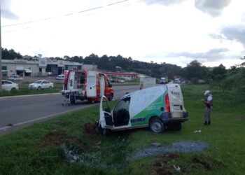 Uma pessoa fica ferida após acidente com colisão e capotamento na RSC-453 em Farroupilha