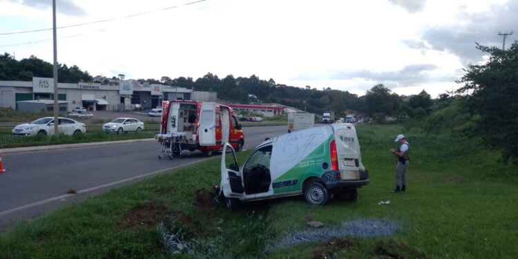 Uma pessoa fica ferida após acidente com colisão e capotamento na RSC-453 em Farroupilha