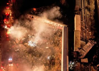 Colisão de trens deixa 36 mortos e dezenas de feridos na Grécia