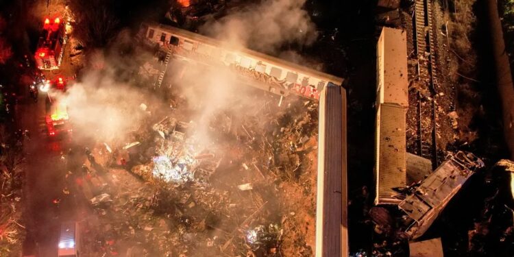 Colisão de trens deixa 36 mortos e dezenas de feridos na Grécia