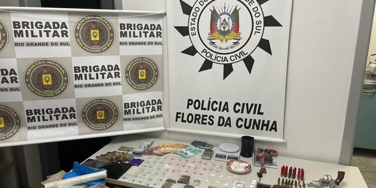 Polícia Civil e BM fazem apreensão de armas, dinheiro e prende dois homens em Flores da Cunha