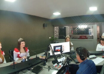 Comitiva da 11ª Femaçã visita a Rádio Nova Roma FM