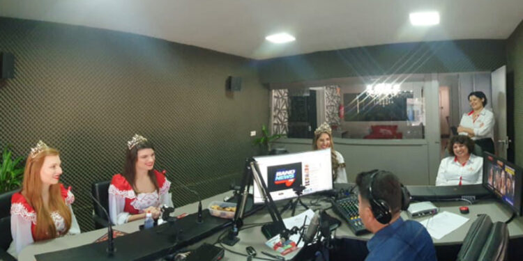 Comitiva da 11ª Femaçã visita a Rádio Nova Roma FM
