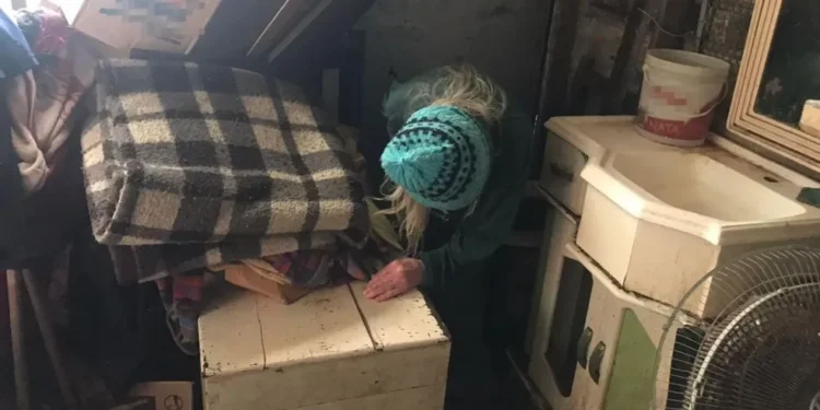 Polícia resgata idosa em cárcere privado dentro do baú de caminhão abandonado no RS