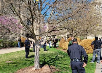 Mulher mata três crianças e três adultos em ataque a tiros em escola fundamental dos EUA