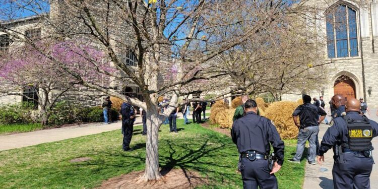 Mulher mata três crianças e três adultos em ataque a tiros em escola fundamental dos EUA
