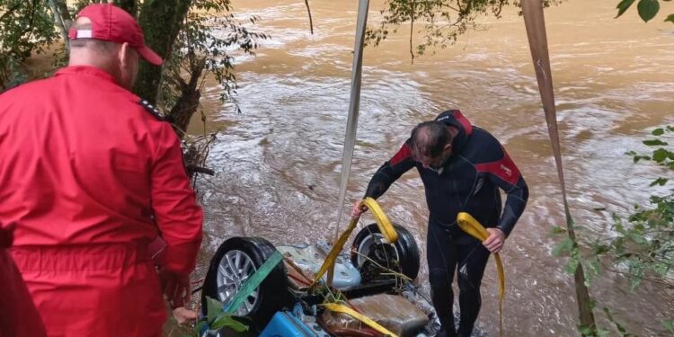 Bombeiros continuam buscas por mulher que desapareceu após chuvas em Picada Café