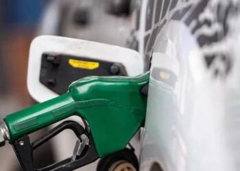 Gasolina fica mais barata nas distribuidoras e mais cara nos postos; entenda