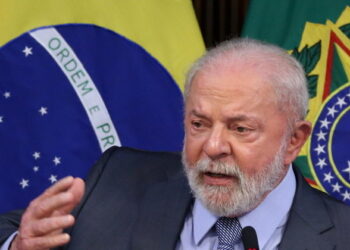 Com pneumonia, Lula adia viagem à China