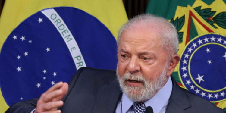 Com pneumonia, Lula adia viagem à China