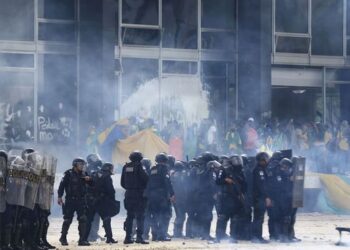 Senadores retiram assinaturas, e governo consegue barrar CPI dos atos extremistas