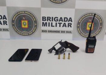 Três pessoas são presas com veículo roubado em Caxias do Sul