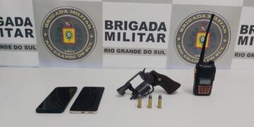 Três pessoas são presas com veículo roubado em Caxias do Sul